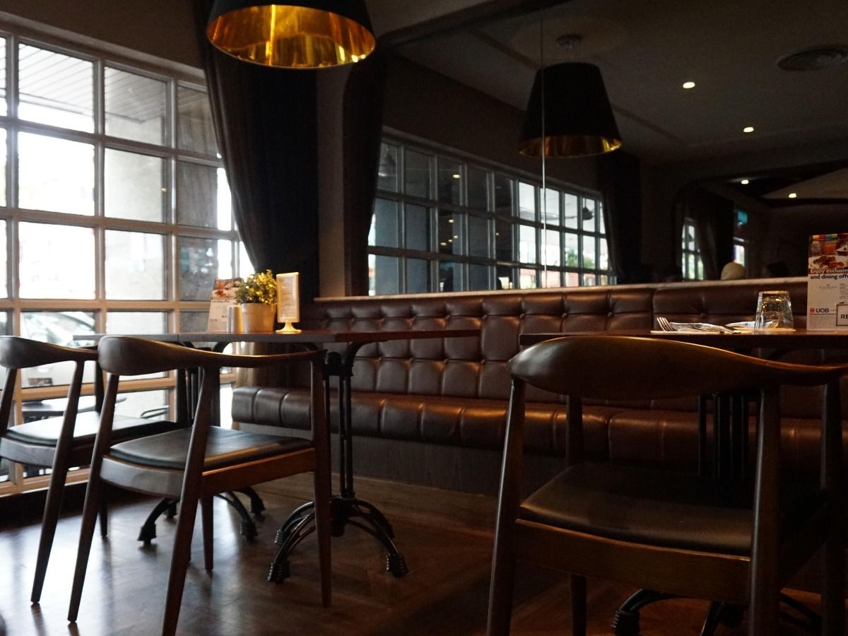 Dunkel beleuchtetes Restaurant mit Tisch und Stühlen